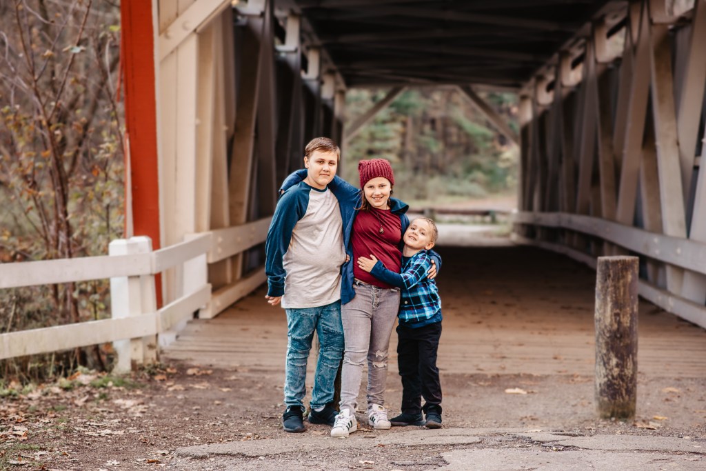 fall family session at everett covered bridge in peninsula ohio