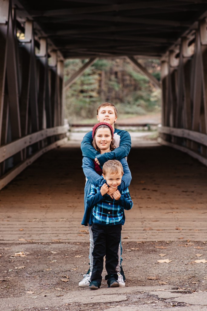 fall family session at everett covered bridge in peninsula ohio